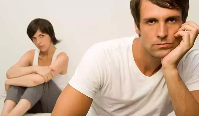 Muž se potýká se slabou potencí a není schopen intimity